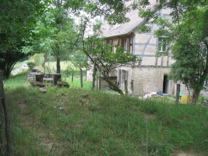 Le moulin vu du canal d'amenée en 2003 (avant restauration)